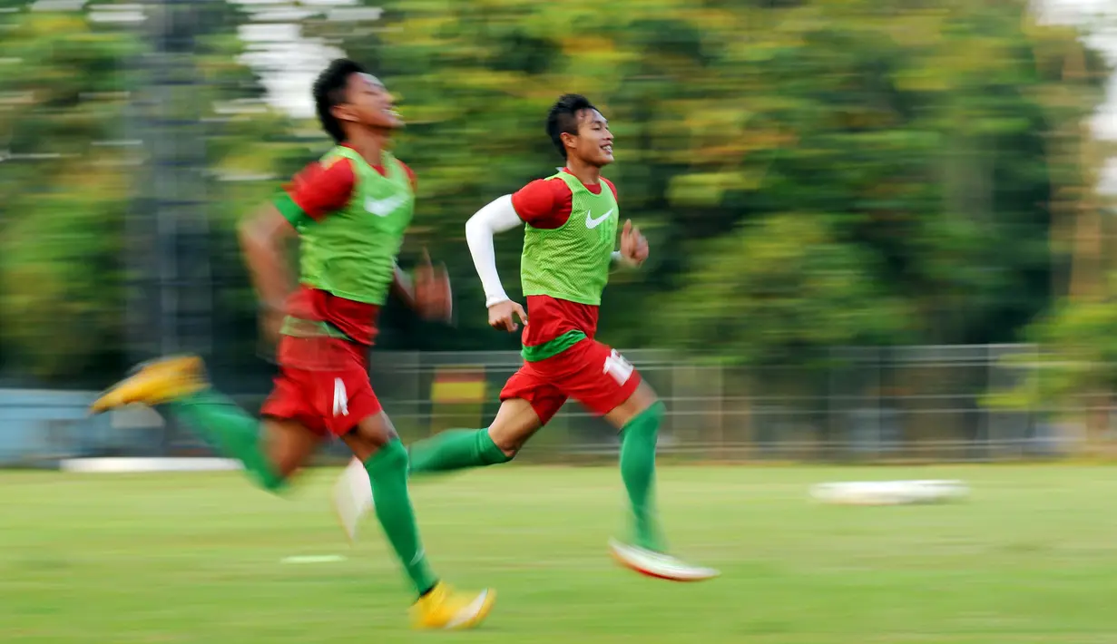 Timnas Indonesia U-23 kembali melakukan latihan di Lapangan Sutasoma Halim Perdanakusuma, Jakarta, Sabtu (23/5/2015). Tampak, bek timnas U-23, Hansamu Yama Pranata (kanan) beradu cepat berlari dengan Syaiful Indra Cahya. (Liputan6.com/Helmi Fithriansyah)