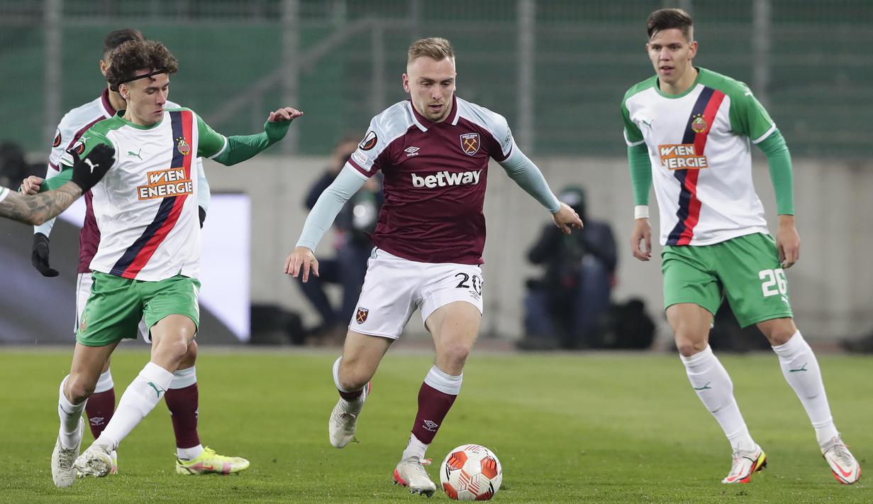West Ham United berhasil meraih kemenangan saat bertamu ke markas Rapid Vienna pada partai kelima fase Grup H Liga Europa 2021/2022 di Stadion Allianz, Wina, Jumat (26/11/2021). (AP/Lisa Leutner)