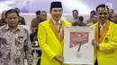 Ketua Dewan Pembina Partai Berkarya Tommy Soeharto (tengah) mendapatkan nomor 7 sebagai peserta pemilu 2019 saat pengundian nomor urut parpol di kantor KPU, Jakarta, Minggu (19/2). (Liputan6.com/Faizal Fanani)