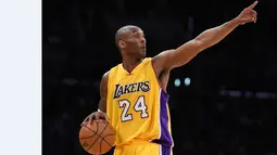 Aksi Kobe Bryant saat pertandingan LA Lakers melawan Memphis Grizzlies dalam laga basket NBA di Staples Center, Los Angeles, California, AS, (2/1/2015). (AFP/Mark Ralston)