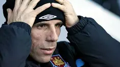 Ekspresi manajer West Ham United, Gianfranco Zola sebelum laga lanjutan lawan Blackburn Rovers di Boleyn Ground, Upton Park, 30 Januari 2010. AFP PHOTO / Glyn Kirk 