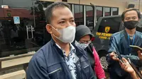 Ayah korban pencabulan anak anggota DPRD Kota Bekasi melaporkan dugaan kekerasan seksual dan penganiayaan yang menimpa putrinya ke Polres Metro Bekasi Kota. (Liputan6.com/Bam Sinulingga)