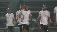 Para pemain Persipura Jayapura saat melawan Persija Jakarta pada Liga 1 2017 di Stadion Patriot, Bekasi, (8/7/2017). Persija bermain imbang 1-1. (Bola.com/Nicklas Hanoatubun) 