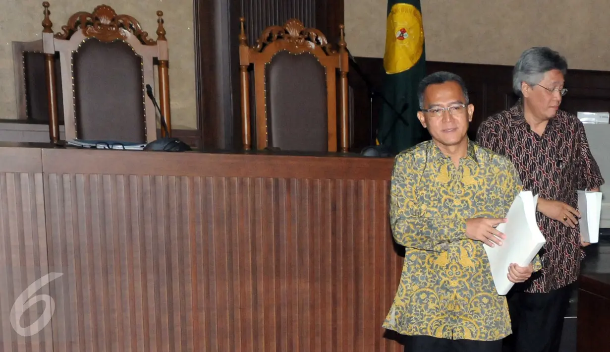 Ketua Hakim PTUN Medan (nonaktif) Tripeni Irianto Putro menjalani sidang pembacaan tuntutan di Pengadilan Tipikor, Jakarta, Kamis (19/11). Tripeni dituntut empat tahun penjara atas perbuatannya menerima suap dari OC Kaligis. (Liputan6.com/Helmi Afandi)