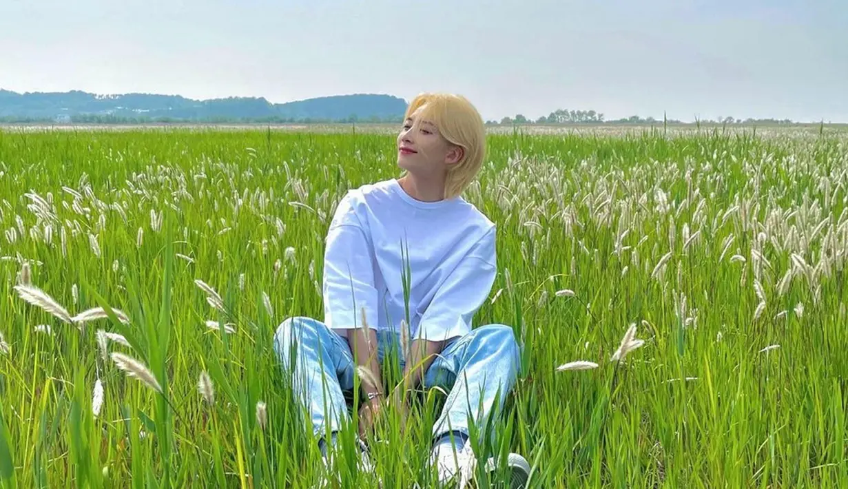 Anggota dari tim vokal Seventeen ini juga pernah mengubah rambutnya menjadi pirang. Tak hanya itu saja, penampilan Jeonghan dengan rambut gondrong pun selalu ikonik. (Liputan6.com/IG/@jeonghaniyoo_n)