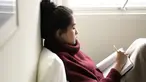 Maudy Ayunda memiliki hobi membaca buku. Buku bisa menjadi tempat healing untuk melepas penat di dari kegiatan yang padat. Penulis buku Kina ini terlihat sangat menikmati saat membaca buku hingga ia benar-benar terlihat sangat tenggelam dalam cerita di buku yang dibaca.(Liputan6.com/IG/@maudyayunda)