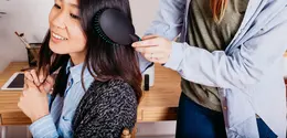 Rambut yang sehat, tebal, dan kuat bukan hanya dipengaruhi oleh faktor keturunan, tetapi juga kebiasaan sehari-hari yang dilakukan secara konsisten. (foto/dok: freepik)