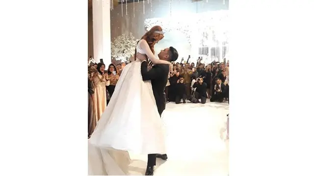 Jika acara akad nikah digelar dengan adat Sunda. Untuk acara resepsi, keduanya memilih konsep internasional.