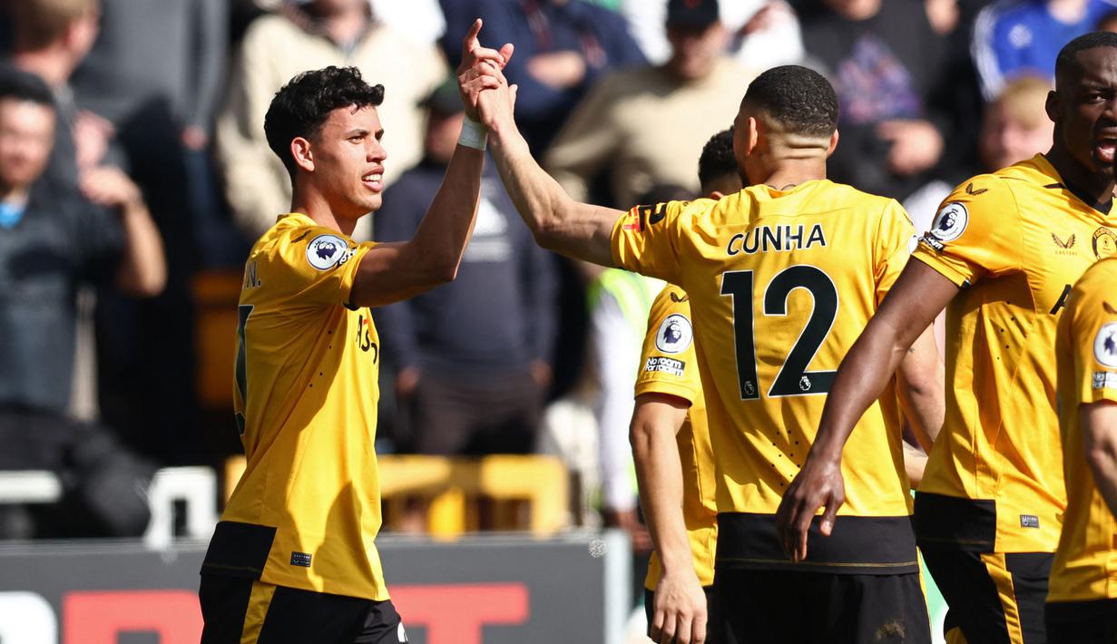 Selebrasi gelandang Wolverhampton Wanderers, Matheus Nunes (kiri) setelah menjebol gawang Chelsea pada laga Liga Inggris 2022/2023 di Molineux Stadium, Wolverhampton (8/4/2023). Matheus Nunes tercatat pernah berseragam Sporting Lisbon selama 3 musim mulai 2019/2020 hingga awal musim 2022/2023. Sempat bermain dua laga bersama Sporting Lisbon di awal musim 2022/2023, ia memutuskan pindah ke Premier League bersama Fulham hingga kini. (AFP/Darren Staples)