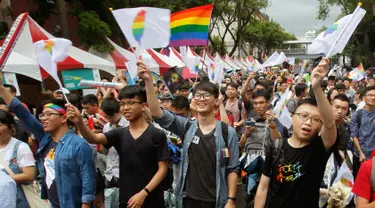 Pendukung pernikahan sejenis merayakan keputusan Mahkamah Konstitusi (MK) yang melegalkan pernikahan sejenis di Taiwan, Rabu (24/5). Keputusan tersebut menjadikan Taiwan menjadi negara Asia pertama yang melegalkan pernikahan sejenis. (AP Photo/ Chiang Y)