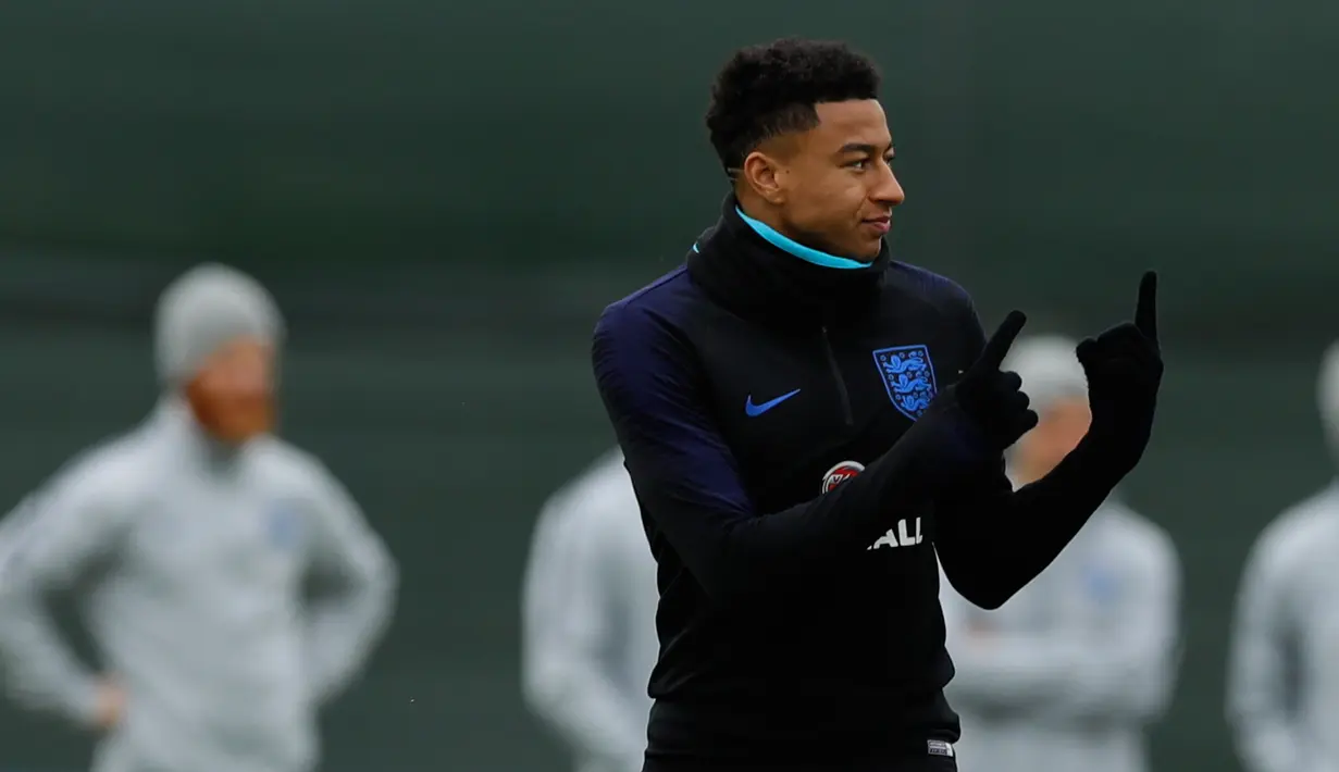 Gelandang Inggris, Jesse Lingard mengikuti sesi latihan di Spartak Zelenogorsk, Zelenogorsk dekat St. Petersburg, Rusia,(2/7). Inggris akan berhadapan dengan Kolombia pada babak 16 besar Piala Dunia 2018. (AP Photo / Alastair Grant)