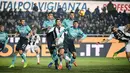 Striker Juventus, Cristiano Ronaldo dikepung oleh pemain Atalanta pada laga Serie A di Stadion Atleti Azzurri, Bergamo, Rabu (26/12). Ronaldo menyelamatkan Juventus dari kekalahan dalam laga yang berakhir dengan skor 2-2. (Marco BERTORELLO / AFP)