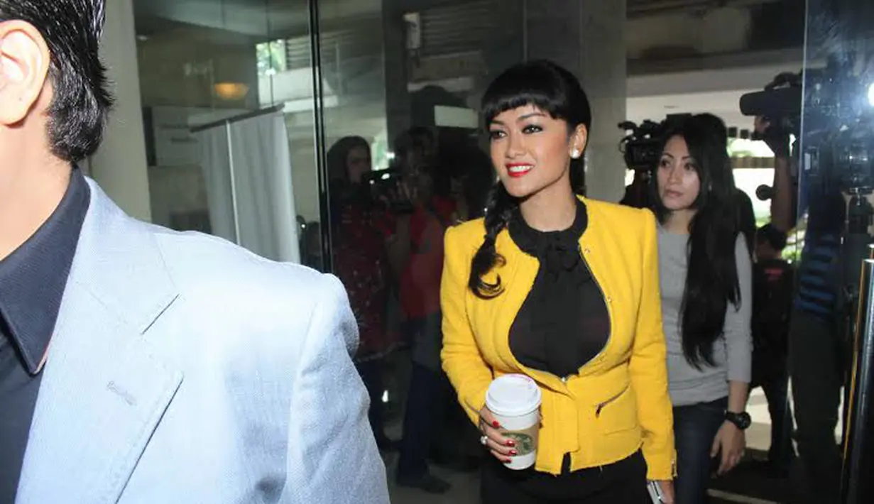 Julia Perez kembali menjalani pemeriksaan di Mabes Polri terkait tudingan suap terhadap salah satu Hakim Agung (Liputan6.com/Rini Suhartini)