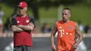 Bintang Bayern Munchen, Franck Ribery tengah serius berlatih bersama pelatih barunya Carlo Ancelotti di Stadion klub FC Bayern Munich, Jerman, (11//7/2016). (AFP/Guenter Schiffmann)