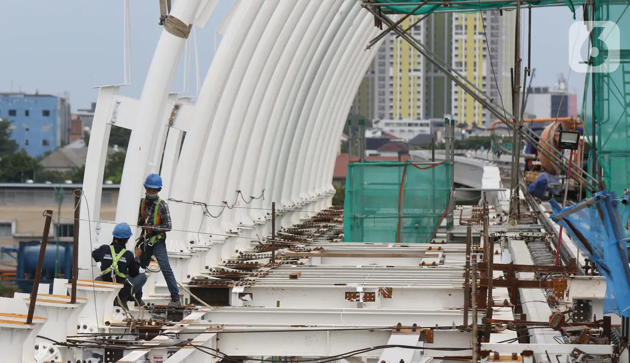 Pekerja beraktivitas menyelesaikan pengerjaan Stasiun LRT Jabodebek Dukuh Atas, Jakarta, Minggu (29/11/2020). Saat ini progres pembangunan LRT Jabodebek sudah mencapai 79,52 persen dan ditarget akan beroperasi pada pertengahan 2022. (Liputan6/Helmi Fithriansyah)