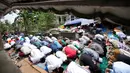 Umat muslim melaksanakan salat Jumat di luar masjid yang rusak parah akibat gempa di Desa Gasol, Cianjur, Jawa Barat, Indonesia, Jumat (25/11/2022). Gempa dengan magnitudo 5,6 yang mengguncang Cianjur pada 21 November 2022 lalu telah menewaskan 272 orang, 2.046 orang luka-luka, dan sebanyak 62.545 orang mengungsi. (AP Photo/Achmad Ibrahim)