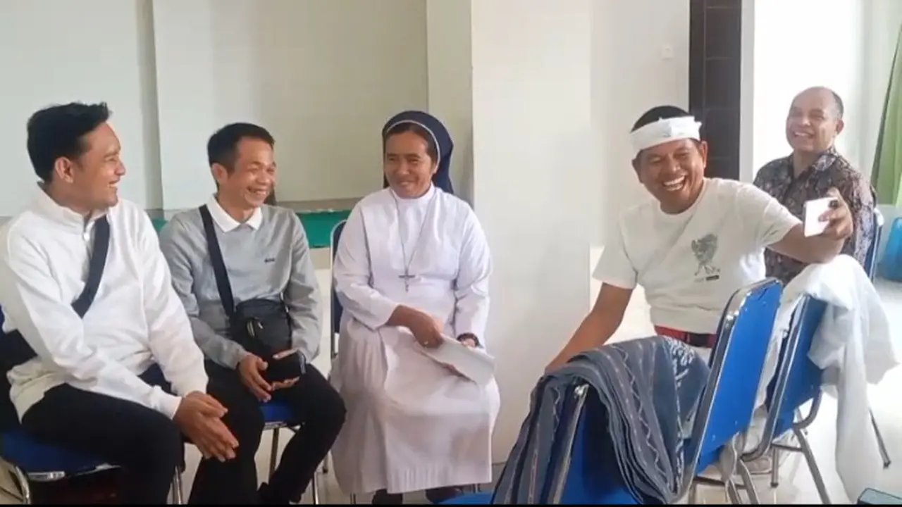 Gubernur Jabar Dedi Mulyadi jemput 13 LC di Maumere. (Liputan6.com/Ola Keda)