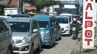 Jelang penutupan jalan raya menuju Puncak, Bogor, kemacetan beralih di Jonggol (Liputan6.com/Darno)