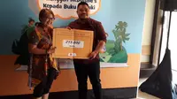 McDonald's Indonesia menyerahkan donasi buku kepada Komunitas Buku Berkaki untuk disalurkan kepada mereka yang membutuhkan (Liputan6.com/Komarudin)