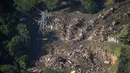 Sebelumnya, banjir bandang terjadi pada Jumat 4 Juli 2025 atau bertepatan dengan perayaan Hari Kemerdekaan Amerika Serikat (AS), di sekitar tepian Sungai Guadalupe, Kerr County, Texas. (AP Photo/Gerald Herbert)