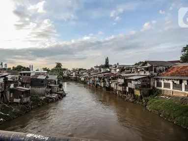 Suasana pemukiman padat penduduk di kawasan bantaran Kali Ciliwung, Jakarta, Rabu(16/11/2022). Pemerintah Provinsi DKI Jakarta akan melakukan normalisasi Kali Ciliwung sepanjang 4,8 kilometer di empat lokasi prioritas yakni Kelurahan Rawajati Cawang, Cililitan, dan Kampung Melayu dengan rancangan anggaran APBD 2023 sebesar Rp469 miliar. (Liputan6.com/Faizal Fanani)