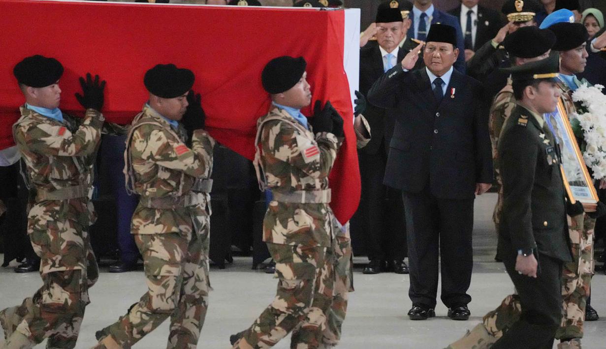 Sebelum tiba di Indonesia, UNIFIL telah menggelar upacara penghormatan militer sebagai bentuk penghormatan di Hanggar Lebanese Air Force, Beirut, Lebanon, Kamis (2/4/2026). Tampak dalam foto, Presiden Republik Indonesia, Prabowo Subianto (kanan) memberi hormat saat personel militer membawa salah satu peti jenazah pasukan penjaga perdamaian yang tergabung dalam United Nations Interim Force in Lebanon (UNIFIL) yang gugur saat bertugas bersama pasukan sementara Perserikatan Bangsa Bangsa (PBB) di Lebanon, saat upacara penghormatan militer di Bandara Internasional Soekarno-Hatta, Tangerang, Banten, Sabtu, 4 April 2026. (AP Photo/Achmad Ibrahim)