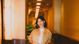 Noktah Merah Perkawinan versi film menampilkan Yulinar sebagai salah satu murid di kelas atau workshop keramik milik Ambar. Yulinar adalah pacar Kemal (Roy Sungkono), salah satu klien Gilang (Oka Antara). Dalam sinopsis dikisahkan, pernikahan Gilang dan Ambar sedang hambar. Apesnya, Guilang merasa nyaman dengan Yulinar. Yulinar sendiri diam-diam jatuh hati pada suami Ambar. (Foto: Dok. Instagram @sheiladaisha)