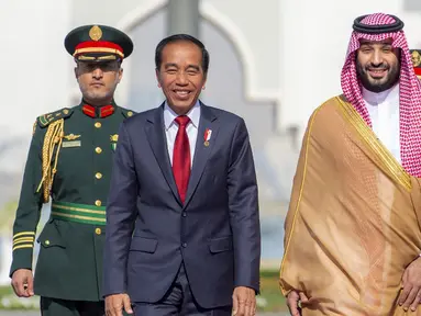 Putra Mahkota Arab Saudi Mohammed bin Salman atau Pangeran MBS (kanan) menyambut Presiden Indonesia Joko Widodo atau Jokowi sehari menjelang KTT GCC-ASEAN di Riyadh, Arab Saudi, Kamis (19/10/2023). Jokowi melanjutkan kunjungan kerja hari kedua di Arab Saudi dengan bertemu Pangeran MBS di Istana Al-Yamamah. (Bandar AL-JALOUD/Saudi Royal Palace/AFP)