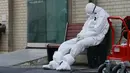 Petugas medis beristirahat saat menunggu pasien virus corona (COVID-19) di luar sebuah rumah sakit di Daegu, Korea Selatan, Minggu (23/2/2020). Daegu menjadi pusat penyebaran virus corona di Korea Selatan. (Im Hwa-young/Yonhap via AP)