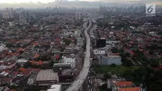 Foto aerial pembangunan jalur layang MRT di kawasan Fatmawati, Jakarta, Kamis (4/1). Progres pembangunan konstruksi moda transportasi massal MRT fase I rute Lebak Bulus-Bundaran HI mencapai 90,14% hingga bulan Desember 2017. (Liputan6.com/Arya Manggala)