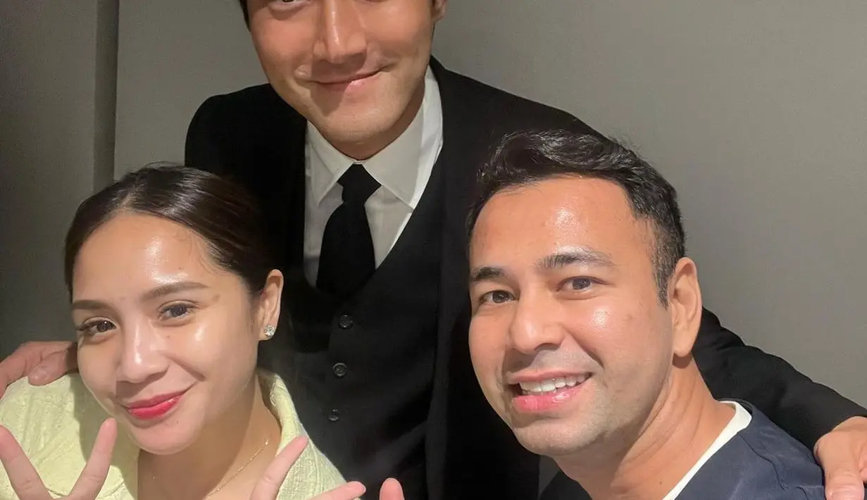 <p>Sementara Siwon tampil necis pakai jas, Raffi-Gigi berpose dengan outfit kasual.</p>