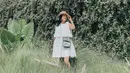 Wanita yang memiliki nama lengkap Anindia Yandirest Ayunda ini memilih untuk mengenakan dress berwarna putih dipadukan dengan sling bag dan topi yang membuatnya terlihat santai. (Liputan6.com/IG/nindyparasadyharsono)