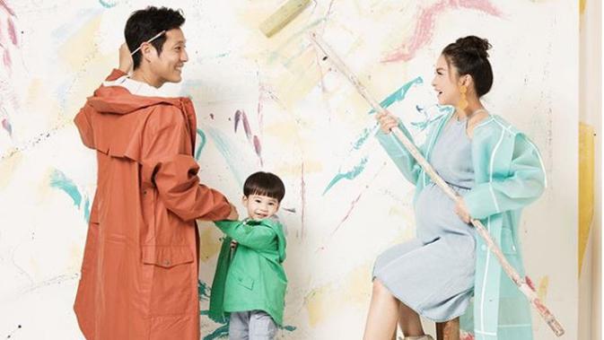 Putri Titian dan keluarganya kompak memakai pakaian bergaya pastel. (dok. Instagram @putrititian/https://www.instagram.com/p/Bucl5agnHp1/Esther Novita Inochi)