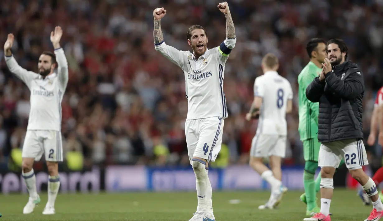 Sergio Ramos dan para pemain Real Madrid merayakan kemenangan atas Bayer Munchen pada leg kedua perempatfinal Liga Champions di Santiago Bernabeu stadium, Madrid, (18/4/2017). Real Madrid menang 4-2.  (AP/Daniel Ochoa de Olza)