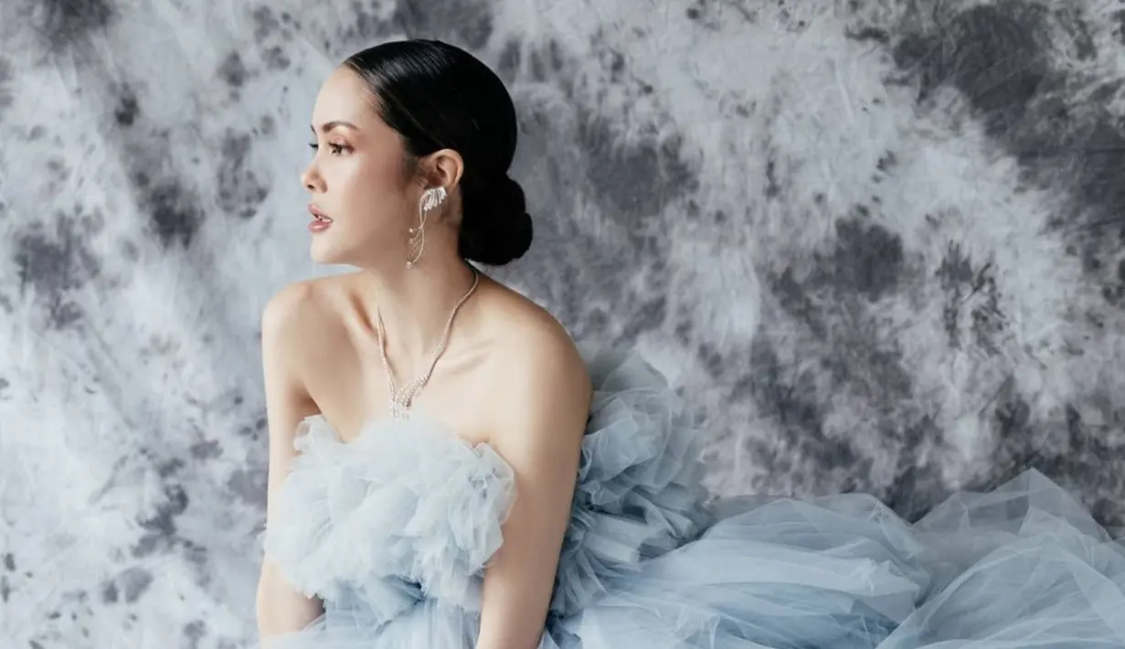 Pemotretan kali ini merupakan kolaborasi yang apik dari fotografer Winston Gomez, fashion stylist Ferry Oktavianus, dan makeup artist Ryan Ogilvy. Sehingga Cathy Sharon pun bisa tampil dengan sangat maksimal. (Liputan6.com/IG/winstongomez)