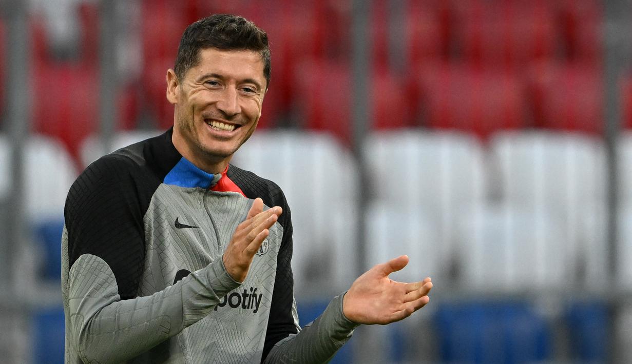 Tak butuh waktu lama bagi striker anyar Barcelona Robert Lewandowski untuk kembali ke markas Bayern Munchen, klub yang pernah dibelanya selama 8 musim sebelum akhirnya memutuskan hijrah ke Barcelona. Ya, hanya berjarak sekitar 2 bulan, striker Polandia tersebut bakal menjadi lawan eks klubnya tersebut di matchday kedua fase grup Liga Champions 2022/2023. Dalam sesi latihan, Lewandowski tampak santai jelang bersua dengan sang mantan. Berikut beberapa momennya. (AFP/Christof Stache)