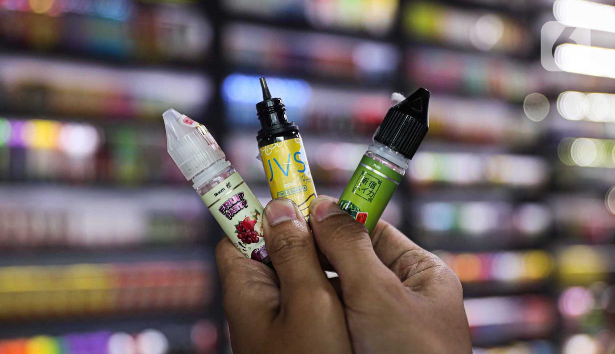 Pekerja menunjukkan liquid untuk rokok elektrik atau vapor pada salah satu toko di Jakarta, Kamis (25/1/2024). (Liputan6.com/Faizal Fanani)