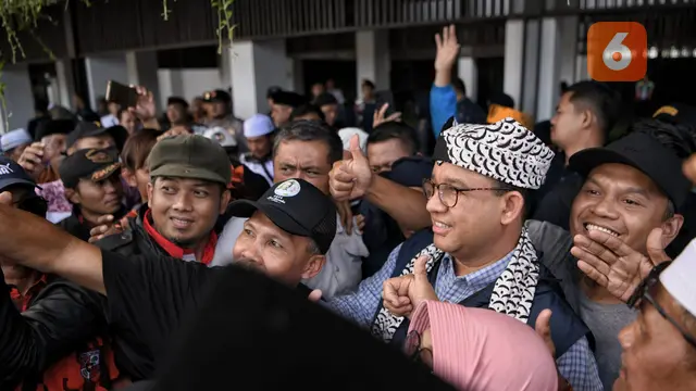 Ratusan pendukung Anies Basewedan berebut bersua foto di Bandara Banyuwangi (Hermawan Arifianto/Liputan6.com)