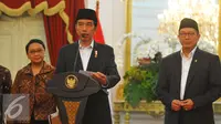Presiden Jokowi saat memberikan keterangan pers kenaikan Kuota Haji yang diberikan oleh Pemerintahan Arab Saudi untuk Indonesia di Istana Merdeka, Rabu (11/1). Indonesia di tahun 2017 mendapatkan kenaikan Kuota Haji. (Liputan6.com/Angga Yuniar)
