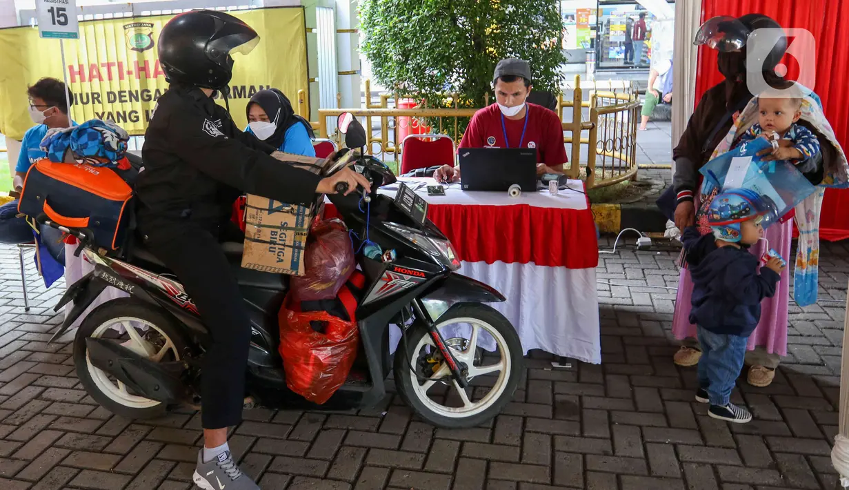 <p>Penumpang Kapal KM Dobonsolo tujuan Semarang melakukan registrasi ulang di Pelabuhan Indonesia 2, Tanjung Priok, Jakarta Utara, Selasa, (26/42022). PT Pelayaran Nasional Indonesia atau PT PELNI (Persero) memprediksi penumpang kapal pada musim mudik 2022 ini bisa menembus 417.676 orang selama periode H-15 hingga H+15 Lebaran. (Liputan6.com/Herman Zakharia)</p>