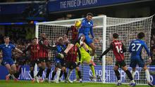 Pemain Chelsea, Wesley Fofana (atas), melompat untuk menyambut bola pada laga Premier League/Liga Inggris antara Chelsea vs Bournemouth di London, Inggris, Selasa, 30 Desember 2025. (AP Photo/Kin Cheung)