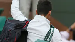 Novak Djokovic melambaikan tangan usai pertandingan melawan petenis Austria Dominic Thiem di perempatfinal Prancis Terbuka di stadion Roland Garros, Paris (7/6). Djokovic kalah 7-6, 6-3, 6-0.  (AP Photo/David Vincent)
