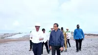 Presiden Jokowi bersama Menko Marves Luhut Binsar Panjaitan meninjau Proyek Pembangunan Kawasan Industri Hijau di Kalimantan Utara. (Foto: Rusman - Biro Pers Sekretariat Presiden)