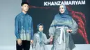 Dalam acara Jakarta Fashion Trend 2023 itu Angelina Sondakh dan Keanu juga menggandeng seorang anak perempuan. Mereka tampil kompak dengan busana muslim bernuansa biru. 'Buah jatuh tak jauh dari pohonnya' menjadi peribahasa yang cocok disematkan untuk ibu dan anak tersebut. (Liputan6.com/IG/angelinasondakh09)