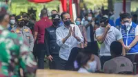 Presiden Joko Widodo (Jokowi) meninjau vaksinasi pelajar di Capellan Avenue, Kebun Raya Bogor, Sabtu (28/8/2021).