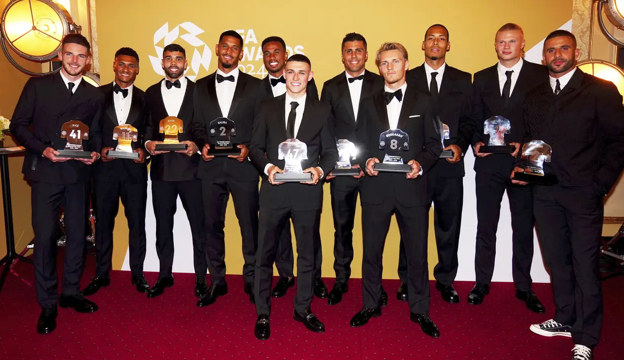 (Dari kiri) Para pemenang tim terbaik Liga Primer Inggris, Declan Rice, Ollie Watkins, David Raya, William Saliba, Gabriel, Phil Foden, Rodri, Martin Odegaard, Virgil van Dijk, Erling Haaland, dan Kyle Walker berpose dengan trofi mereka saat PFA Awards 2024 di Opera House Manchester, Inggris, Selasa (20/8/2024). (Peter Byrne/PA via AP)