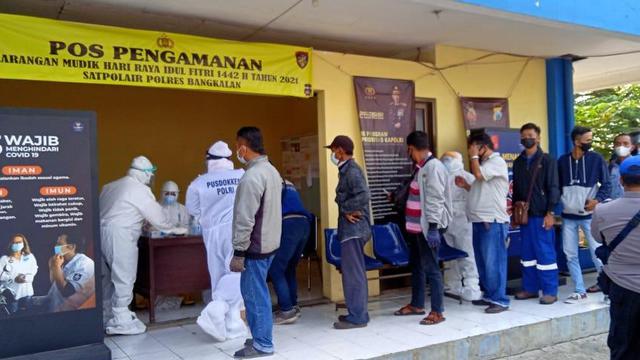 tes antigen massal bagi penumpang kapal fery Pelabuhan Kamal Bangkalan. (Dian Kurniawan/Liputan6.com)