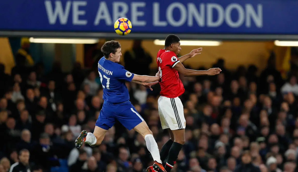 Penyerang MU, Marcus Rashford berebut bola udara dengan bek Chelsea, Andreas Christensen saat bertanding pada lanjutan Liga Inggris di Stamford Bridge di London (5/11). Chelsea Menang tipis atas MU 1-0. (AP Photo/Kirsty Wigglesworth)
