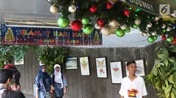 Warga melintas di Terowongan Penyebrangan Orang (TPO) Kota Tua, Jakarta, Jumat (21/12). Jelang perayaan Natal 2018, TPO Kota Tua dihiasi pernak-pernik. (Liputan6.com/Helmi Fithriansyah)