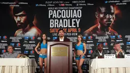 Manny Pacquiao memberi keterangan dalam konferensi pers sebelum bertanding 12 ronde melawan Timothy Bradley, Beverly Hills, California, USA (19/1/2016). Keputusan Pacquiao diambil demi dapat sepenuhnya mengabdi melayani publik. (AFP/CHRIS FARINA)
